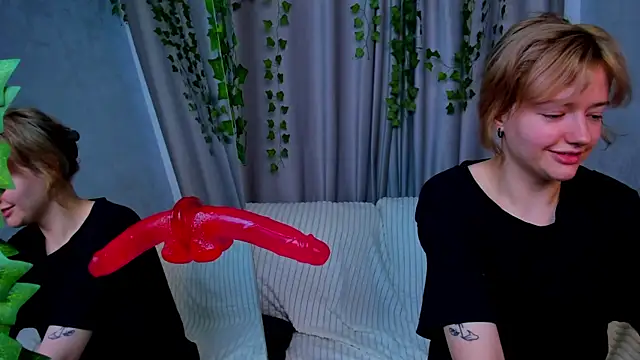 LunaaBee online show from 06/25/26, 05:12