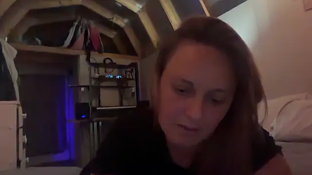 Snapshot of Threat24 chatting on 04/06/26, 02:09 Threat24 online show from 04/06/26, 02:09