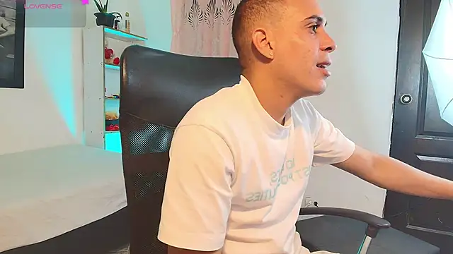 Snapshot of Axel__fierro chatting on 04/04/26, 10:51 Axel fierro online show from 04/04/26, 10:51