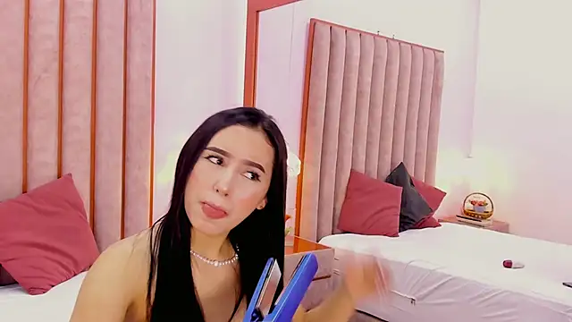 Snapshot of Zoe_Monrow chatting on 05/19/26, 12:44 Zoe Monrow online show from 05/19/26, 12:44