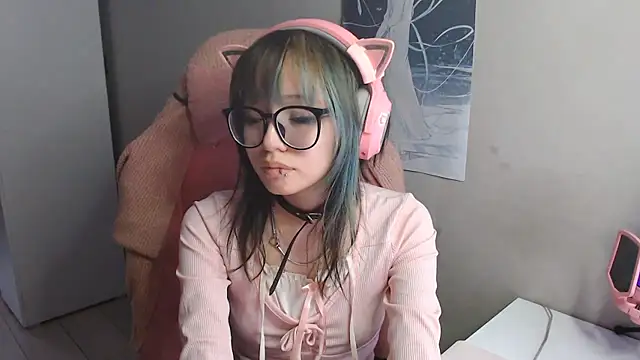 Snapshot of SaxonDibs chatting on 05/20/26, 01:06 SaxonDibs online show from 05/20/26, 01:06