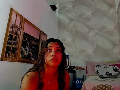 Snapshot of EllyBloom chatting on 04/13/26, 01:49 EllyBloom online show from 04/13/26, 01:49