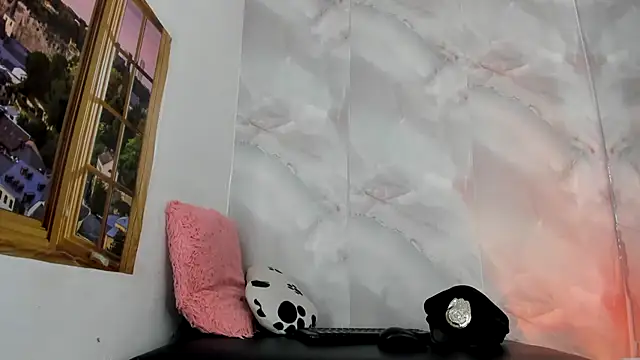 Snapshot of EllyBloom chatting on 06/14/26, 01:35 EllyBloom online show from 06/14/26, 01:35