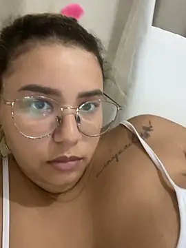 Snapshot of gabyzinha2030 chatting on 04/05/26, 04:48 gabyzinha2030 online show from 04/05/26, 04:48