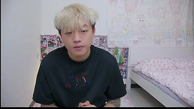 Snapshot of Zhuguli-001 chatting on 04/07/26, 02:39 Zhuguli-001 online show from 04/07/26, 02:39