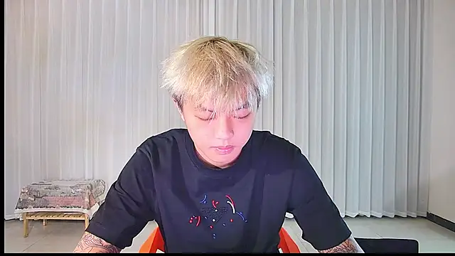 Snapshot of Zhuguli-001 chatting on 04/08/26, 04:56 Zhuguli-001 online show from 04/08/26, 04:56