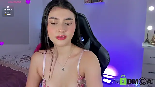 Snapshot of esmeralda_le chatting on 06/14/26, 12:18 esmeralda le online show from 06/14/26, 12:18