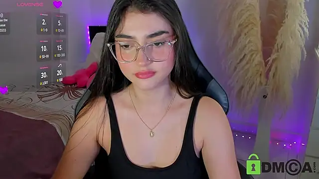 Snapshot of esmeralda_le chatting on 07/29/26, 10:30 esmeralda le online show from 07/29/26, 10:30