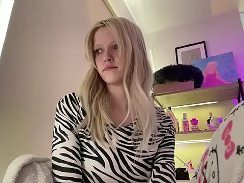 Snapshot of StellinaLuna chatting on 04/14/26, 04:02 StellinaLuna online show from 04/14/26, 04:02