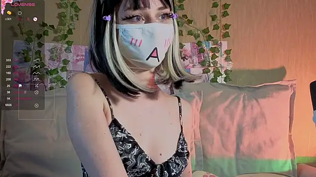 Snapshot of LunaNyanmi chatting on 06/08/26, 02:06 LunaNyanmi online show from 06/08/26, 02:06