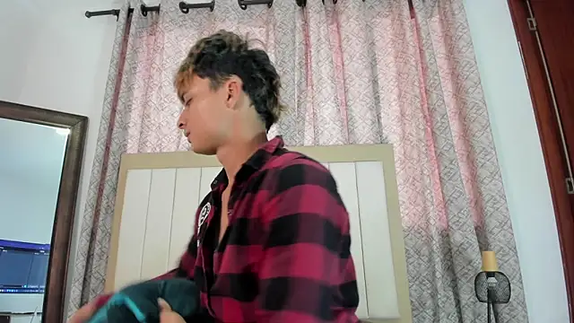 Snapshot of thomas_and_thiago chatting on 04/06/26, 09:38 thomas and thiago online show from 04/06/26, 09:38