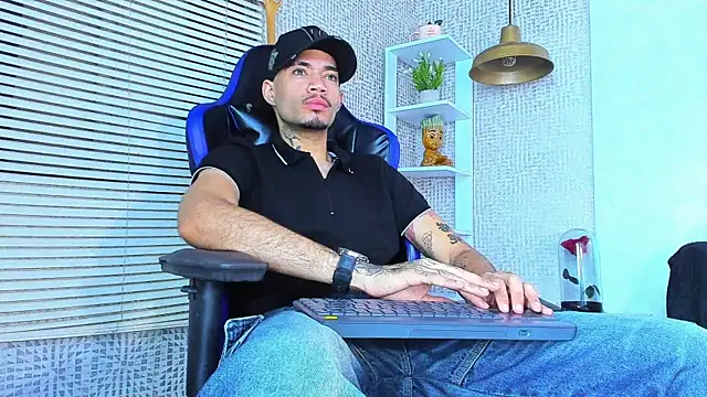 Snapshot of Daniel_huge22 chatting on 06/20/26, 02:31 Daniel huge22 online show from 06/20/26, 02:31