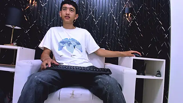 Snapshot of SmoothLatin_ chatting on 04/07/26, 02:17 SmoothLatin online show from 04/07/26, 02:17