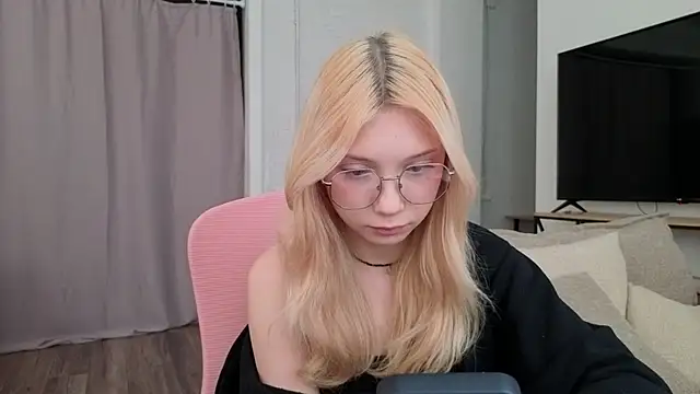 Snapshot of vielleee chatting on 05/09/26, 03:45 vielleee online show from 05/09/26, 03:45
