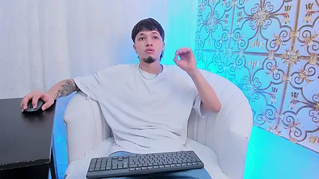 Snapshot of NewDannii chatting on 04/08/26, 12:38 NewDannii online show from 04/08/26, 12:38