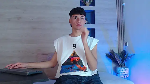 Snapshot of Logan_Steel chatting on 07/07/26, 04:15 Logan Steel online show from 07/07/26, 04:15