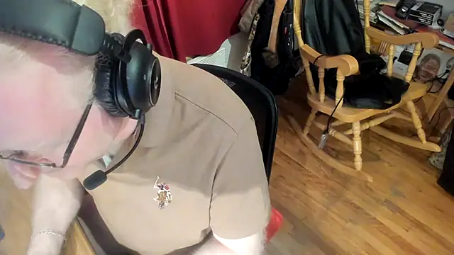 Snapshot of ChrisMtl83 chatting on 04/10/26, 01:22 ChrisMtl83 online show from 04/10/26, 01:22