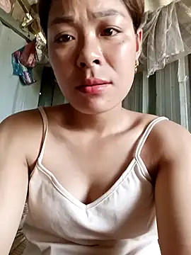 Snapshot of mia0033 chatting on 04/14/26, 08:31 mia0033 online show from 04/14/26, 08:31