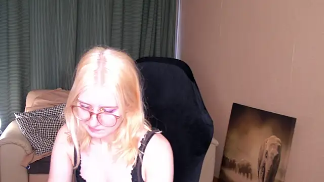 Snapshot of Lily_Spark_ chatting on 06/02/26, 01:07 Lily Spark online show from 06/02/26, 01:07
