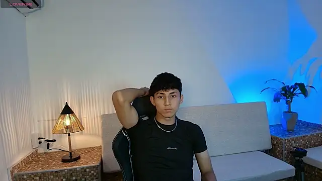 Snapshot of Valentino_Rey chatting on 04/10/26, 01:05 Valentino Rey online show from 04/10/26, 01:05