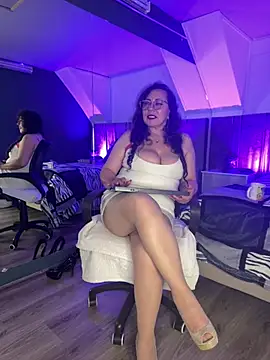 Jenifer cruz online show from 05/13/26, 05:27