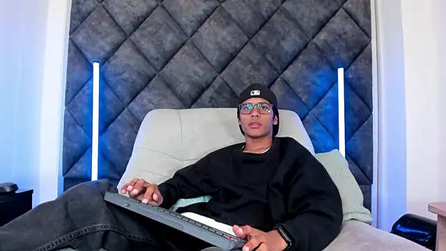 Snapshot of LiamKron chatting on 05/12/26, 11:51 LiamKron online show from 05/12/26, 11:51