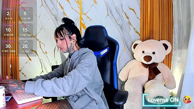 Dafne kee online show from 04/11/26, 03:33