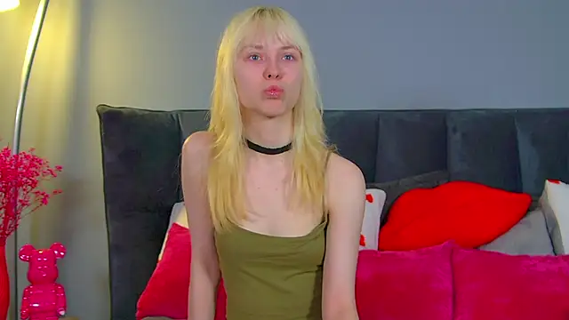 Snapshot of HannahHollis chatting on 05/13/26, 06:22 HannahHollis online show from 05/13/26, 06:22