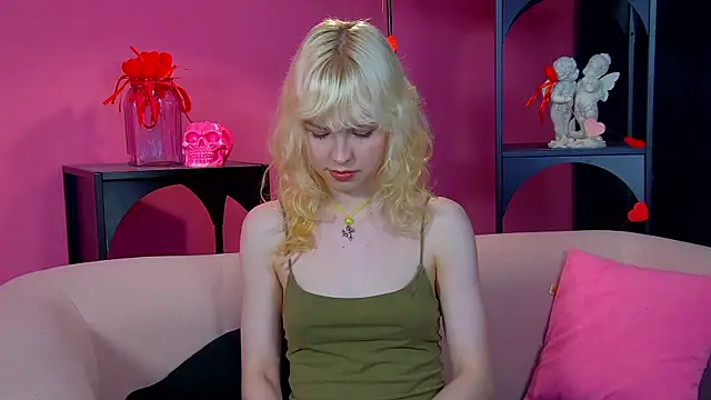 Snapshot of HannahHollis chatting on 05/14/26, 06:26 HannahHollis online show from 05/14/26, 06:26