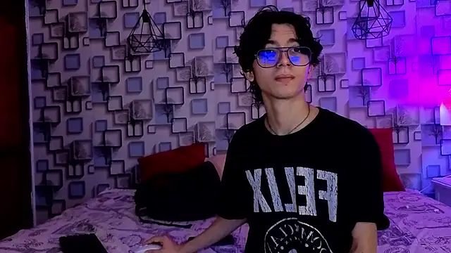 Snapshot of Twink_Sebas7 chatting on 05/24/26, 12:21 Twink Sebas7 online show from 05/24/26, 12:21
