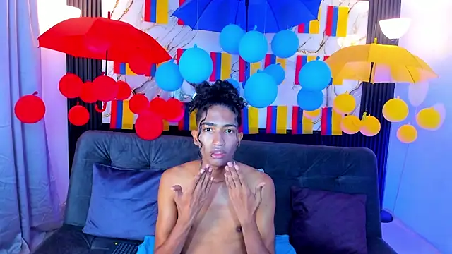Snapshot of triiangel_latinboy chatting on 06/18/26, 12:09 triiangel latinboy online show from 06/18/26, 12:09