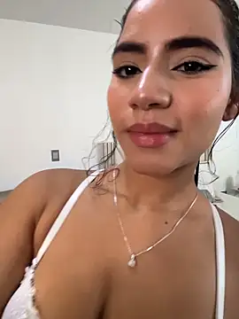 Snapshot of ZaraReyes chatting on 05/07/26, 12:10 ZaraReyes online show from 05/07/26, 12:10