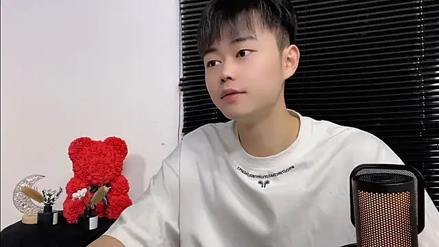 GUCCI-BOY1314 online show from 04/28/26, 02:38