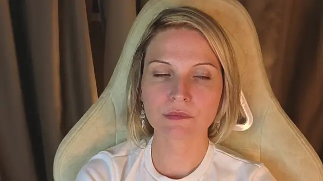 Snapshot of angelina_wings chatting on 04/15/26, 10:21 angelina wings online show from 04/15/26, 10:21