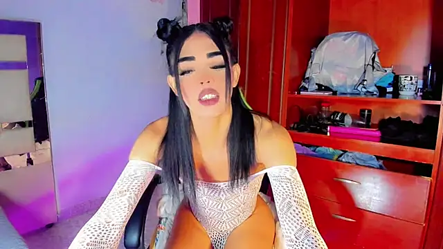 Naomisaenz01 online show from 06/24/26, 10:31