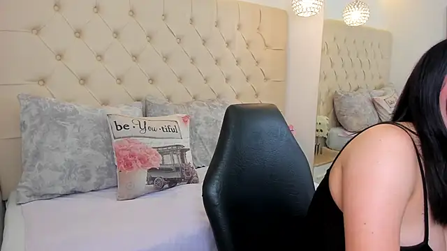 luna bloomm  online show from 04/18/26, 04:49