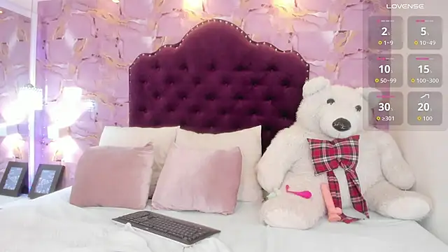 Snapshot of luna_bloomm_ chatting on 06/23/26, 04:10 luna bloomm online show from 06/23/26, 04:10
