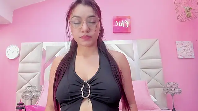 Snapshot of luna_hix chatting on 06/17/26, 12:40 luna hix online show from 06/17/26, 12:40