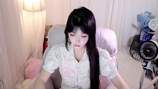 Snapshot of Zoe-001 chatting on 04/26/26, 02:04 Zoe-001 online show from 04/26/26, 02:04