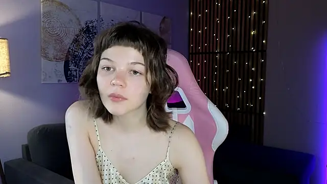 Snapshot of kira_naughtly chatting on 04/15/26, 02:13 kira naughtly online show from 04/15/26, 02:13