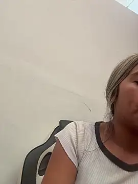 Snapshot of Kimmiebellarie chatting on 04/22/26, 01:56 Kimmiebellarie online show from 04/22/26, 01:56