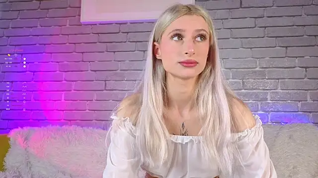 Snapshot of LuxuryBarbie chatting on 05/15/26, 09:05 LuxuryBarbie online show from 05/15/26, 09:05