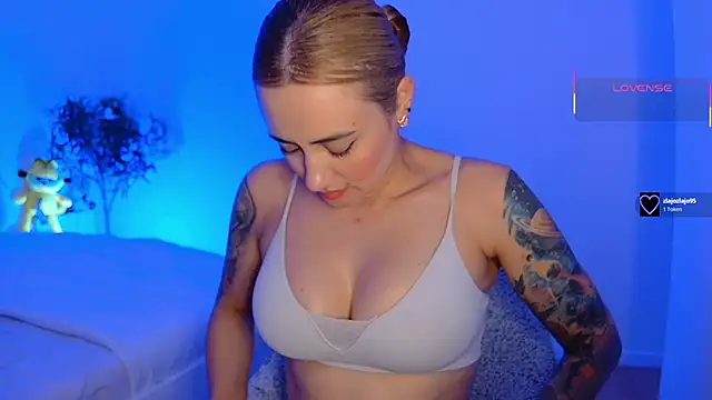 Snapshot of pennyyy_ chatting on 06/20/26, 02:20 pennyyy online show from 06/20/26, 02:20