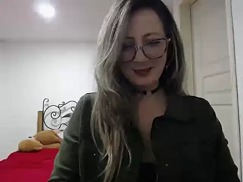 Snapshot of VALELUXX chatting on 05/01/26, 04:28 VALELUXX online show from 05/01/26, 04:28