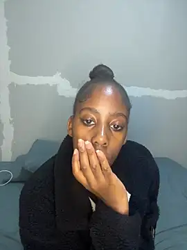 petite bee online show from 04/25/26, 04:59