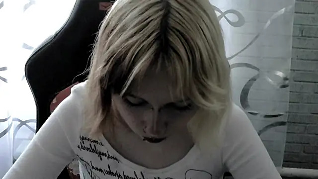 Snapshot of Vi_Nika chatting on 04/18/26, 01:04 Vi Nika online show from 04/18/26, 01:04
