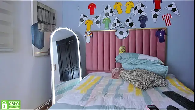 Snapshot of butterflydoll_ chatting on 07/15/26, 06:24 butterflydoll online show from 07/15/26, 06:24