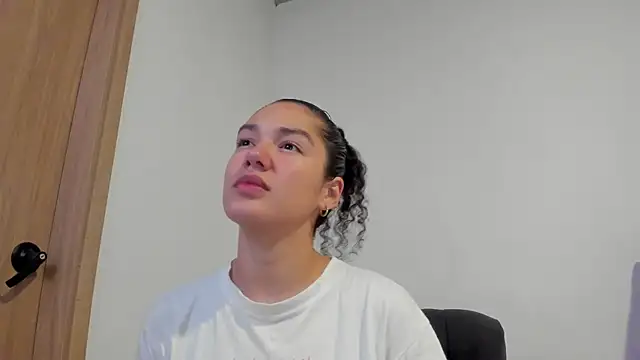 Snapshot of MiaRouseex chatting on 05/19/26, 04:19 MiaRouseex online show from 05/19/26, 04:19