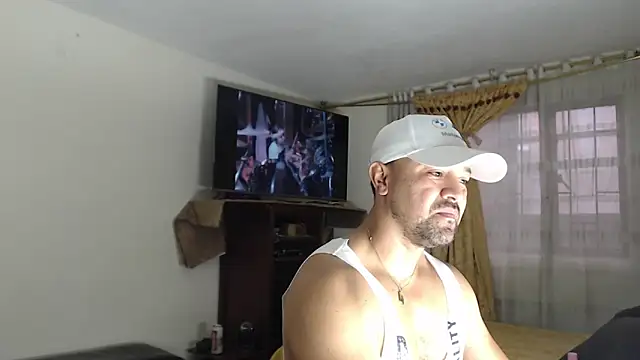 Snapshot of AlejoMoretti chatting on 05/07/26, 12:10 AlejoMoretti online show from 05/07/26, 12:10