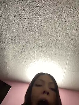 Snapshot of thalia_ec chatting on 06/05/26, 12:00 thalia ec online show from 06/05/26, 12:00